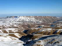 ФОТО 31. Вид с г. Талыкол (3431 м) на север: плато Кинжал, а за ним г. Бештау