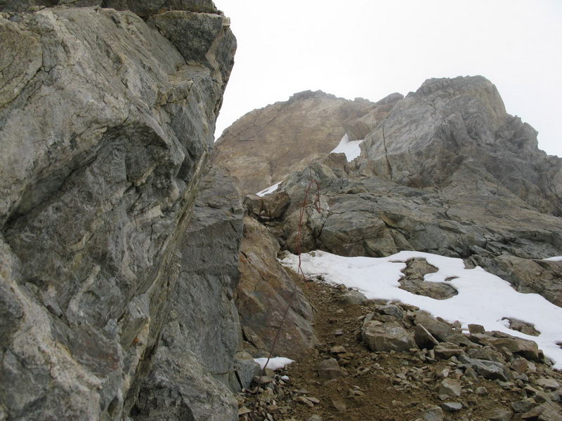 Фото 100. 4-я веревка, по наиболее сложным скалам в западном гребне п.МТВУ