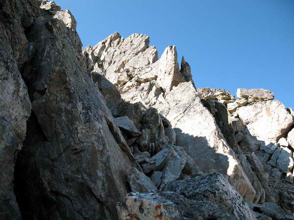 Фото 119. Скалы вершинной башни п. 3621 м