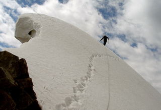 ФОТО 16. Место обхода снежного карниза на предвершинном гребне г. Кезгенбаши (фото во время спуска)